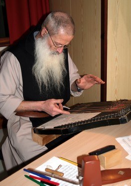 Fr. Ginepro accorde sa cithare