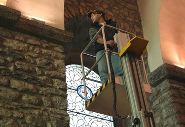 Nettoyage de l'église en hauteur avec une nacelle